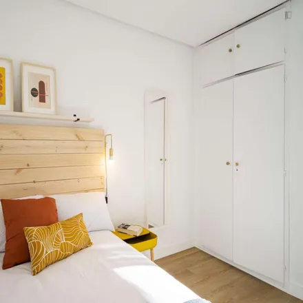 Rent this 16 bed room on Artes Escénicas caraB in Calle del Conde de la Cimera, 4
