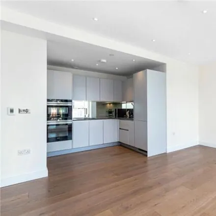 Image 2 - The Cascades, Sopwith Way, London, SW11 8NS, United Kingdom - Room for rent
