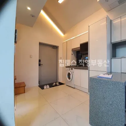 Rent this studio apartment on 서울특별시 강남구 논현동 166-12