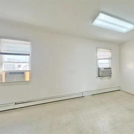 Image 7 - 43-64 Bowne Street, New York, NY 11355, USA - House for sale