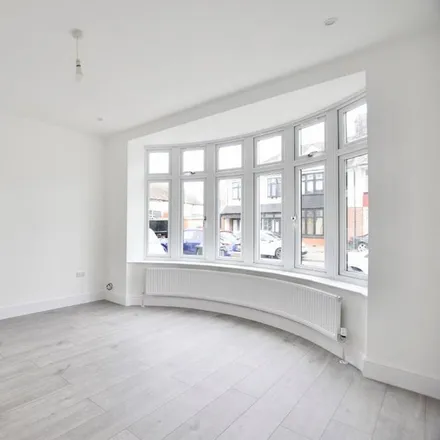 Rent this 6 bed townhouse on Malvern Drive in London, IG3 9EP