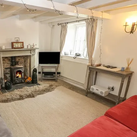 Rent this 3 bed townhouse on Flagg in SK17 9QT, United Kingdom