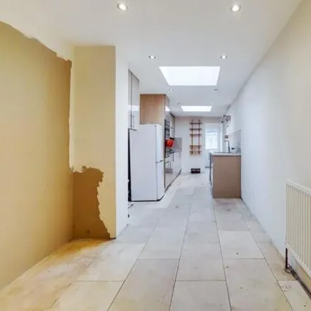 Image 7 - Lynford Gardens, Seven Kings, London, IG3 9LY, United Kingdom - Townhouse for sale