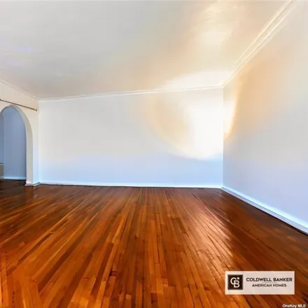 Image 4 - 84-72 151st Street, New York, NY 11432, USA - House for sale