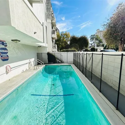 Rent this 2 bed apartment on 3rd Court in Santa Monica, CA 90292