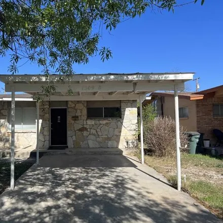 Rent this 2 bed house on 180 West 14th Street in Del Rio, TX 78840