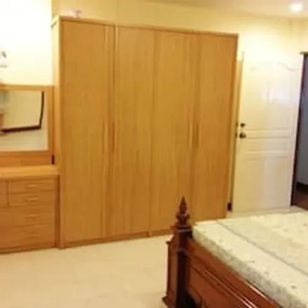 Rent this 6 bed apartment on Bangkok City Hall in Dinso Road, Phra Nakhon District