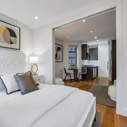 Image 4 - 225 West 10th Street, New York, NY 10014, USA - Condo for sale