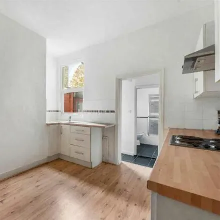 Image 3 - 19 Kidderminster Road, London, CR0 2UE, United Kingdom - Apartment for sale