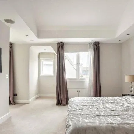 Image 6 - 7 Charles Street, London, W1J 5DF, United Kingdom - Apartment for rent