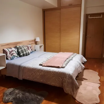 Rent this 4 bed room on Avenida Almirante Reis 123 in 1150-015 Lisbon, Portugal