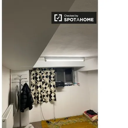 Rent this 4 bed room on Kita Wunderblume in Leubnitzer Weg 2, 13593 Berlin