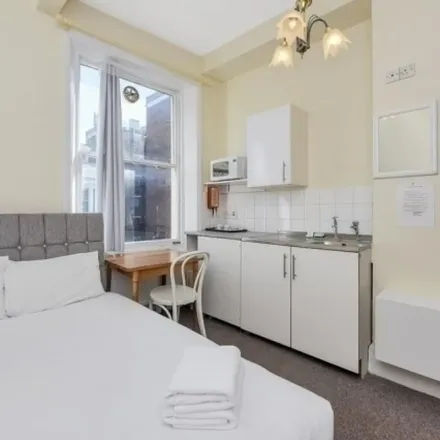 Image 4 - 4 Castletown Road, London, W14 9EX, United Kingdom - Apartment for rent