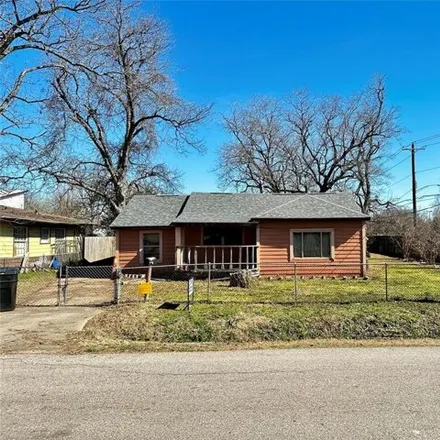 Buy this 2 bed house on 807 East 40½ Street in Houston, TX 77022