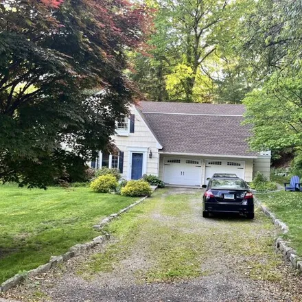 Rent this 3 bed house on 141 Sun Dance Rd in Stamford, Connecticut