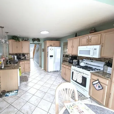 Image 2 - 98 Woodruff Court, Englishtown, Monmouth County, NJ 07726, USA - House for sale