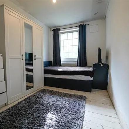 Image 7 - Swinburne House, Bethnal Green Estate, London, E2 0HS, United Kingdom - Apartment for sale