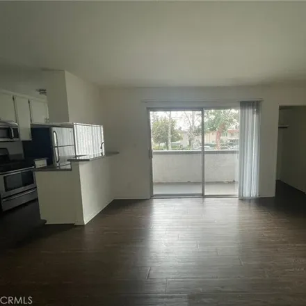 Image 2 - 11899 Chandler Boulevard, Los Angeles, CA 91607, USA - Apartment for rent