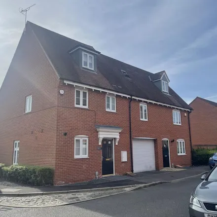 Rent this 3 bed townhouse on Riverside Walk in Aylesbury, HP19 9DR