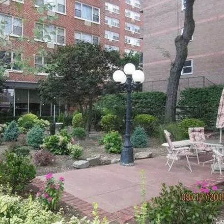 Image 2 - 84-20 Broadway, New York, NY 11373, USA - Apartment for sale