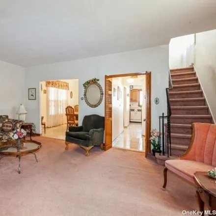 Image 3 - 945 North 6th Street, Village of New Hyde Park, NY 11040, USA - House for sale