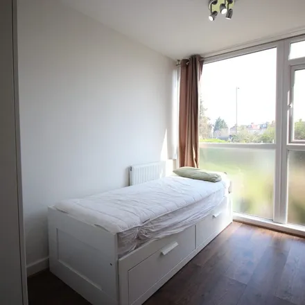 Image 3 - Fryent Close, Kingsbury, London, NW9 9SD, United Kingdom - Apartment for rent