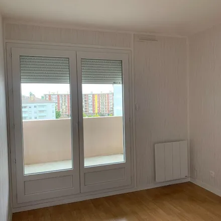 Rent this 3 bed apartment on Place de l'Obélisque in 71100 Chalon-sur-Saône, France