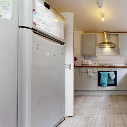 Image 2 - 92 Newark Street, St. George in the East, London, E1 2HF, United Kingdom - Townhouse for rent