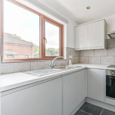 Image 5 - Broster Gardens, London, SE25 6BX, United Kingdom - Apartment for rent