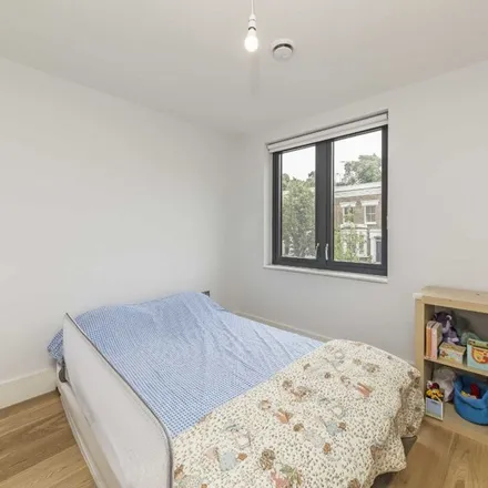 Rent this 2 bed apartment on Kilburn Park Road in London, NW6 5LE