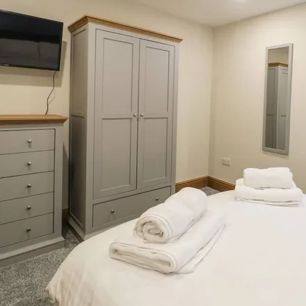 Rent this 3 bed townhouse on Dyffryn Ardudwy in LL43 2AQ, United Kingdom