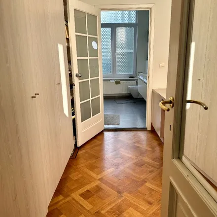 Rent this 4 bed apartment on De Lescluzestraat 29 in 2600 Berchem, Belgium