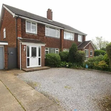 Buy this 3 bed duplex on Longfield Avenue in Catisfield, PO14 1SE