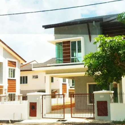 Rent this 4 bed duplex on unnamed road in Fasa 1, 3