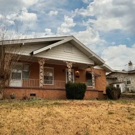 Buy this 3 bed house on 1224 East College Avenue in Batesville, AR 72501
