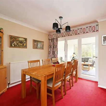 Image 3 - Chaddesden Close, Holmesfield, S18 8QL, United Kingdom - House for sale