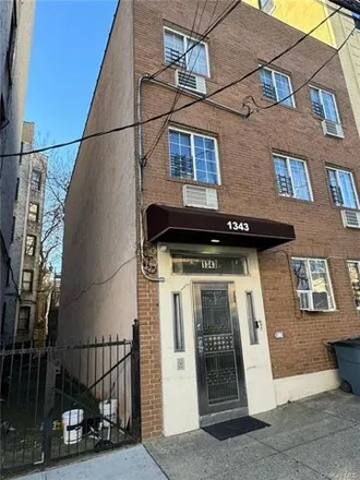 Image 3 - 1343 Bristow Street, New York, NY 10459, USA - House for sale
