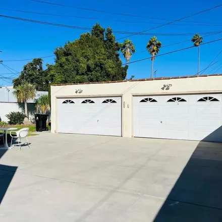 Rent this 3 bed apartment on Pearl Mackey Apartments in South Cochran Avenue, Los Angeles