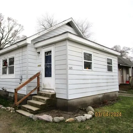Buy this 2 bed house on 1055 Robert in Mount Pleasant, MI 48858