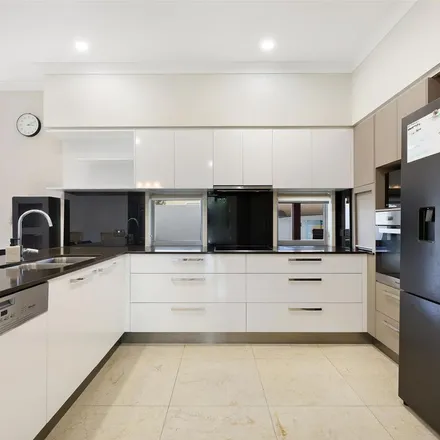 Image 2 - 27 Hughes Avenue, Main Beach QLD 4217, Australia - Apartment for rent