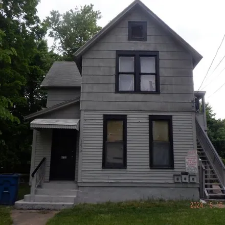 Buy this studio house on 1215 Washington Ave in Kalamazoo, Michigan