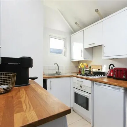 Image 4 - 334 Cavendish Road, London, SW12 0PJ, United Kingdom - Apartment for sale