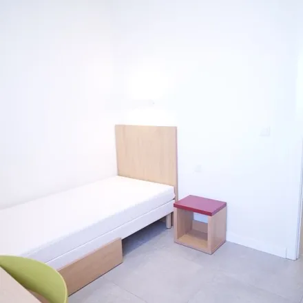 Rent this 3 bed room on La Cueva in Calle Leonardo da Vinci, 41092 Seville
