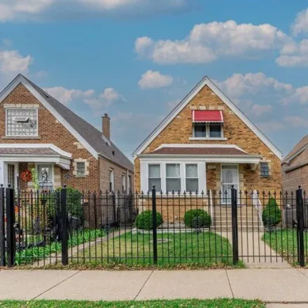 Buy this 3 bed house on 4752 South Campbell Avenue in Chicago, IL 60632