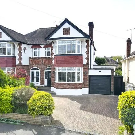 Rent this 3 bed duplex on Fontayne Avenue in Grange Hill, Chigwell