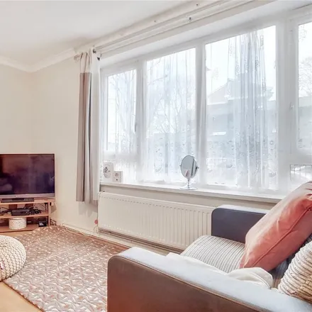 Rent this 3 bed townhouse on Alderney House in Nightingale Road, London