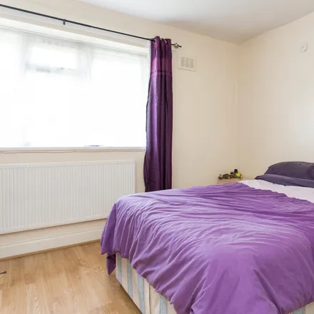 Rent this 5 bed room on 27 Hilary Road in London, W12 0QB