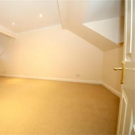 Image 2 - Rutherford Court (1-10), 15 Newsholme Drive, London, N21 1UE, United Kingdom - Apartment for rent