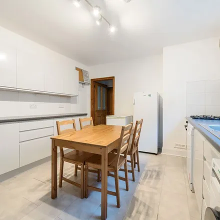 Rent this 3 bed apartment on Bikehangar 558 in Weir Road, London