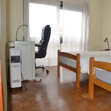 Rent this 3 bed room on Rot. da Areosa in Avenida de Fernão de Magalhães, 4200-517 Porto
